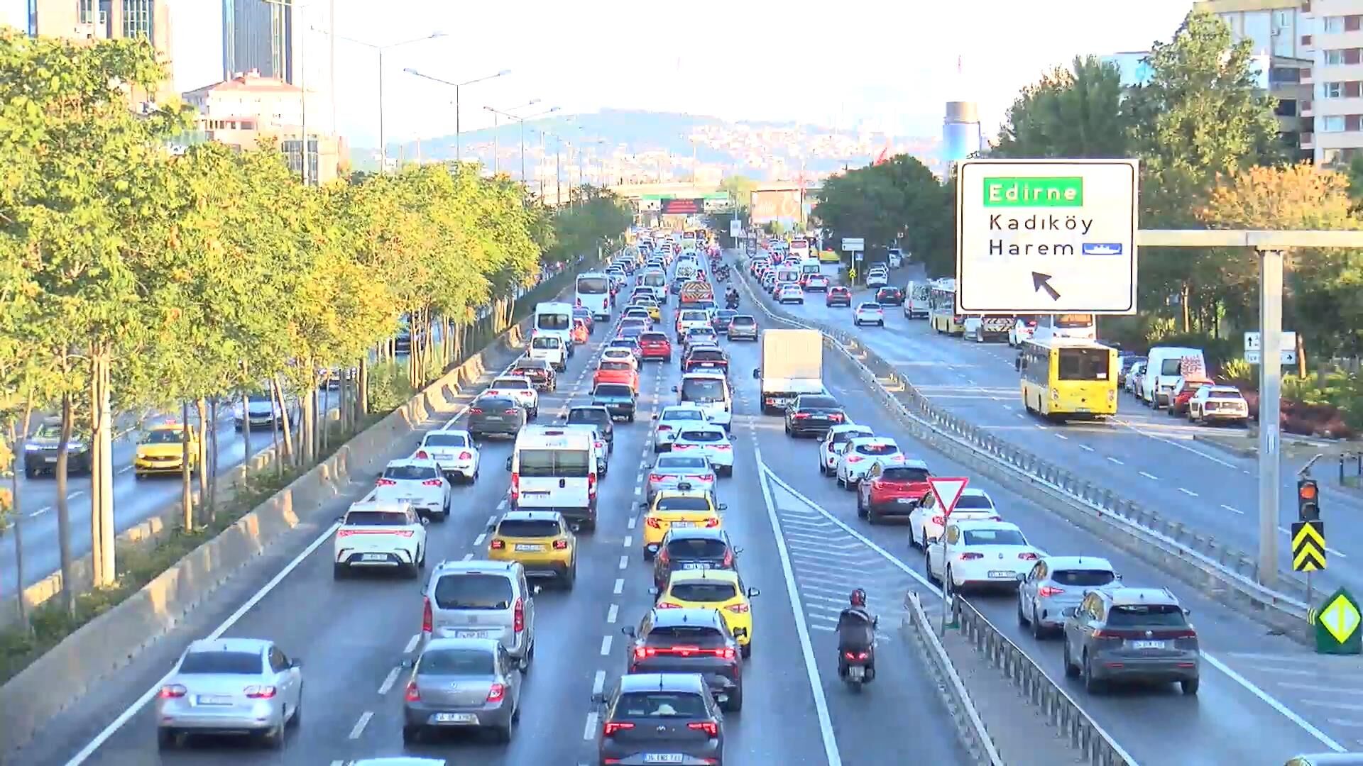İstanbul'da okullar açıldı! Trafik yoğunluğu başladı