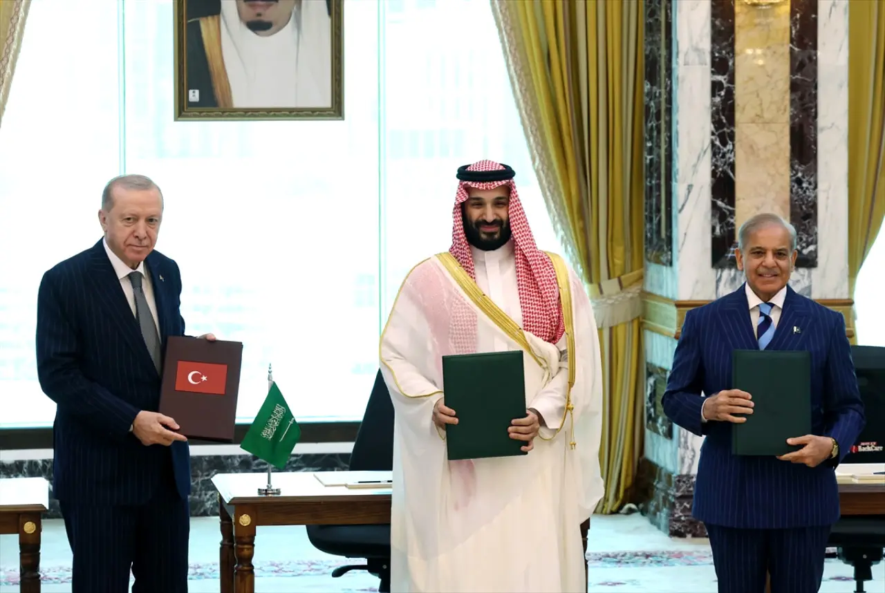 Mekke İttifakı'na katılacak ilk ülkeyi resmen duyurdu