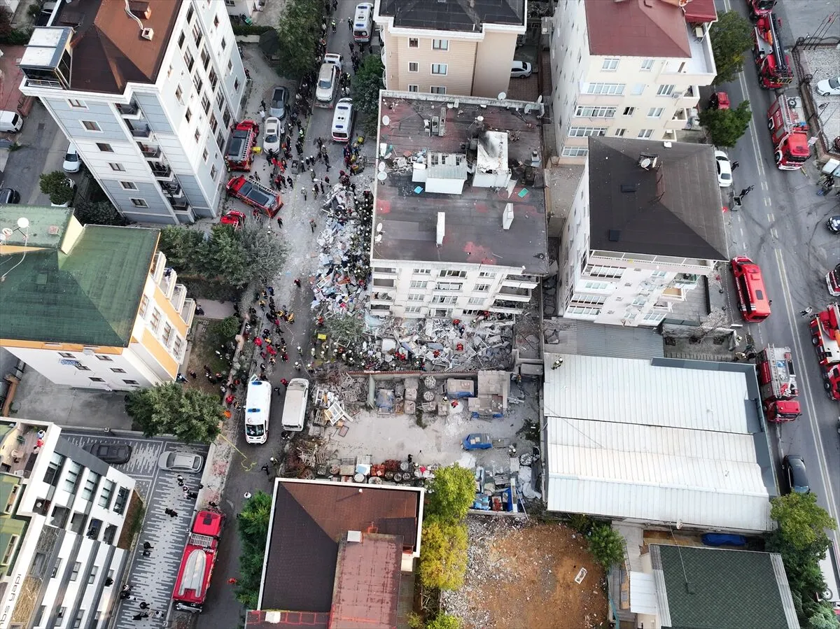 İstanbul'da bina çöktü! Deprem zannettiler