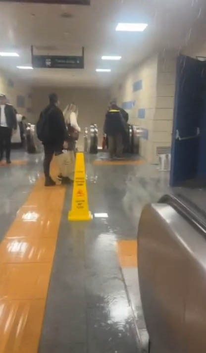 İstanbul’da sağanağın ardından Hacıosman metro istasyonunu su bastı!