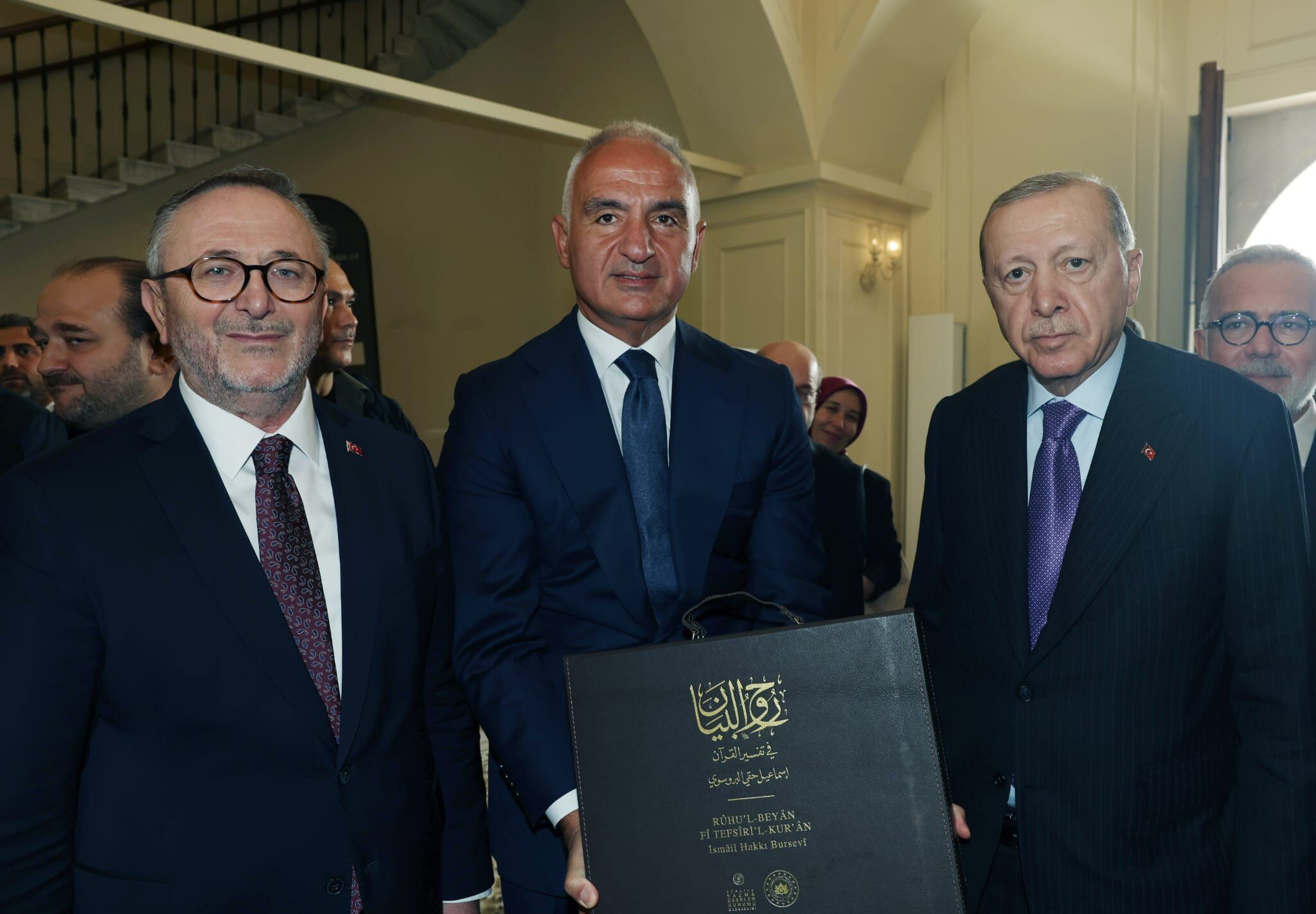Cumhurbaşkanı Erdoğan'a takdim edildi; Kur'an-ı Kerim tefsiri 23 yılda tamamlandı