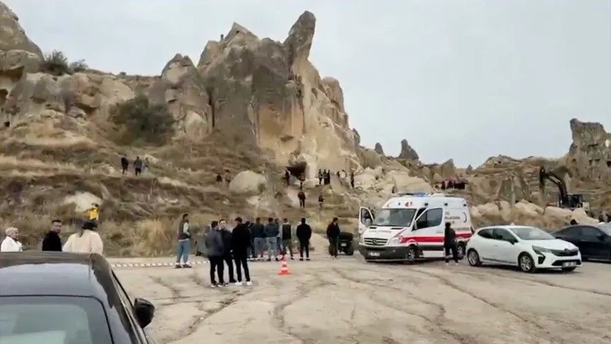 Kapadokya'da peribacası çöktü! Yaralılar var