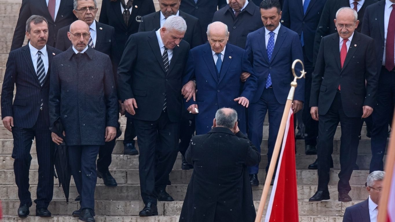 Anıtkabir’de dikkat çeken anlar: Dervişoğlu Bahçeli’nin koluna girdi