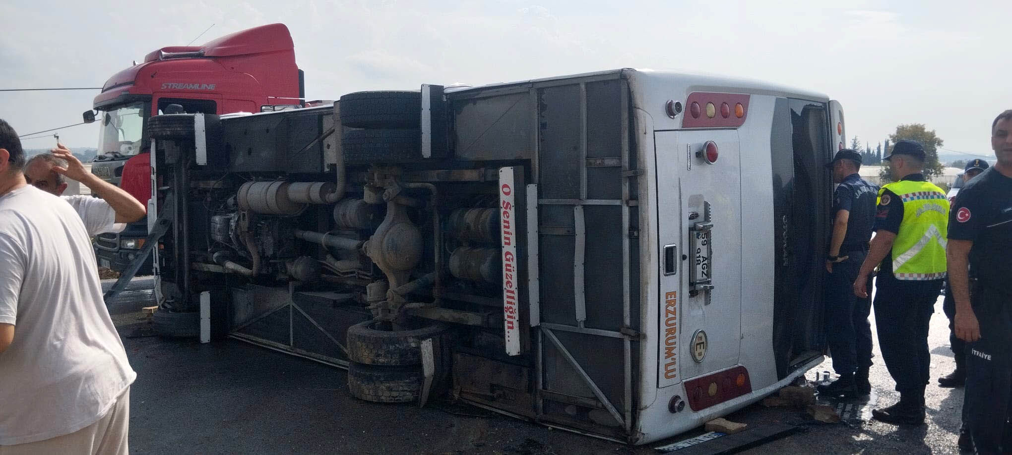 Antalya-Isparta yolunda midibüs devrildi: 5 yaralı