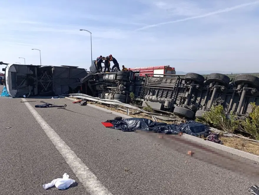 İzmir-İstanbul otobanı Manisa kavşağında yolcu otobüsü tırla çarpıştı