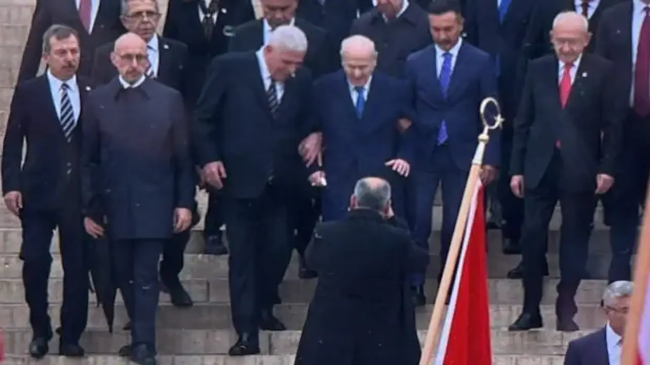 Anıtkabir’de dikkat çeken anlar: Dervişoğlu Bahçeli’nin koluna girdi