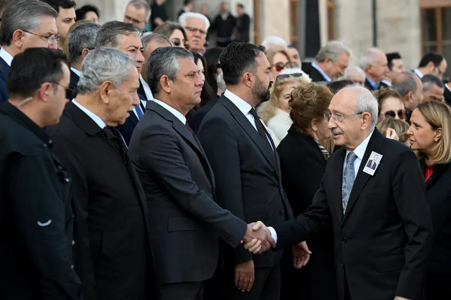 Birbirlerinin yüzüne bile bakmadılar! Özel-Kılıçdaroğlu cenazede buluştu