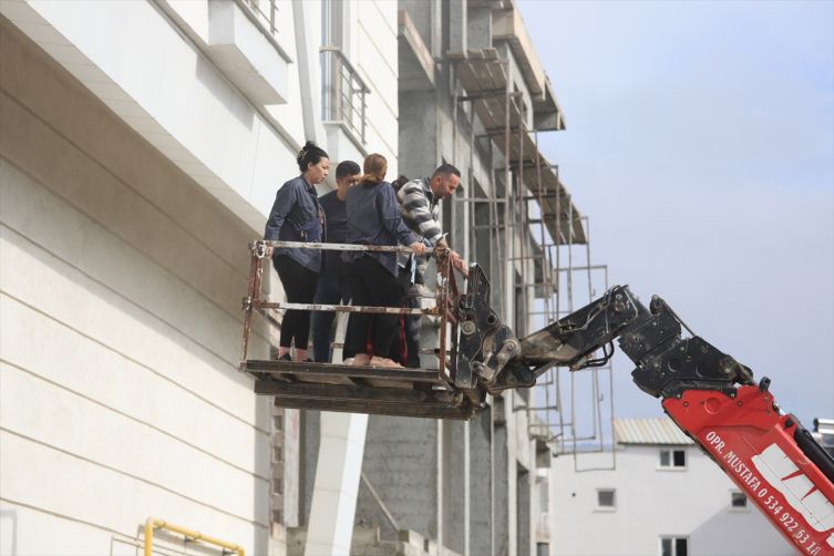 Mersin’de mağaza yangını: 80 kişi tahliye edildi